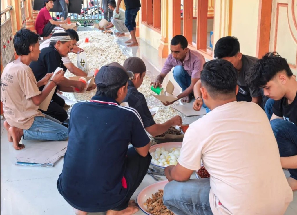 Tradisi memasak nasi lemak bersama di hari raya oleh masyarakat 